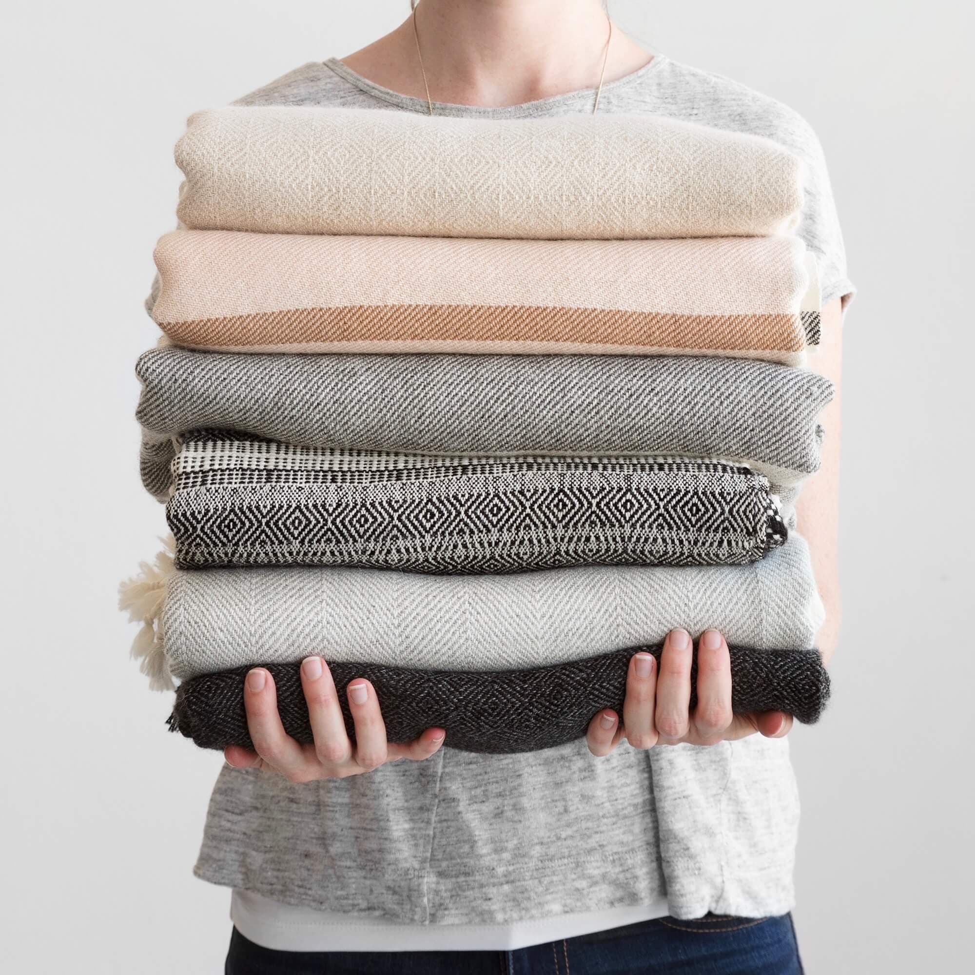 La Calle Alpaca Throw - Image 15
