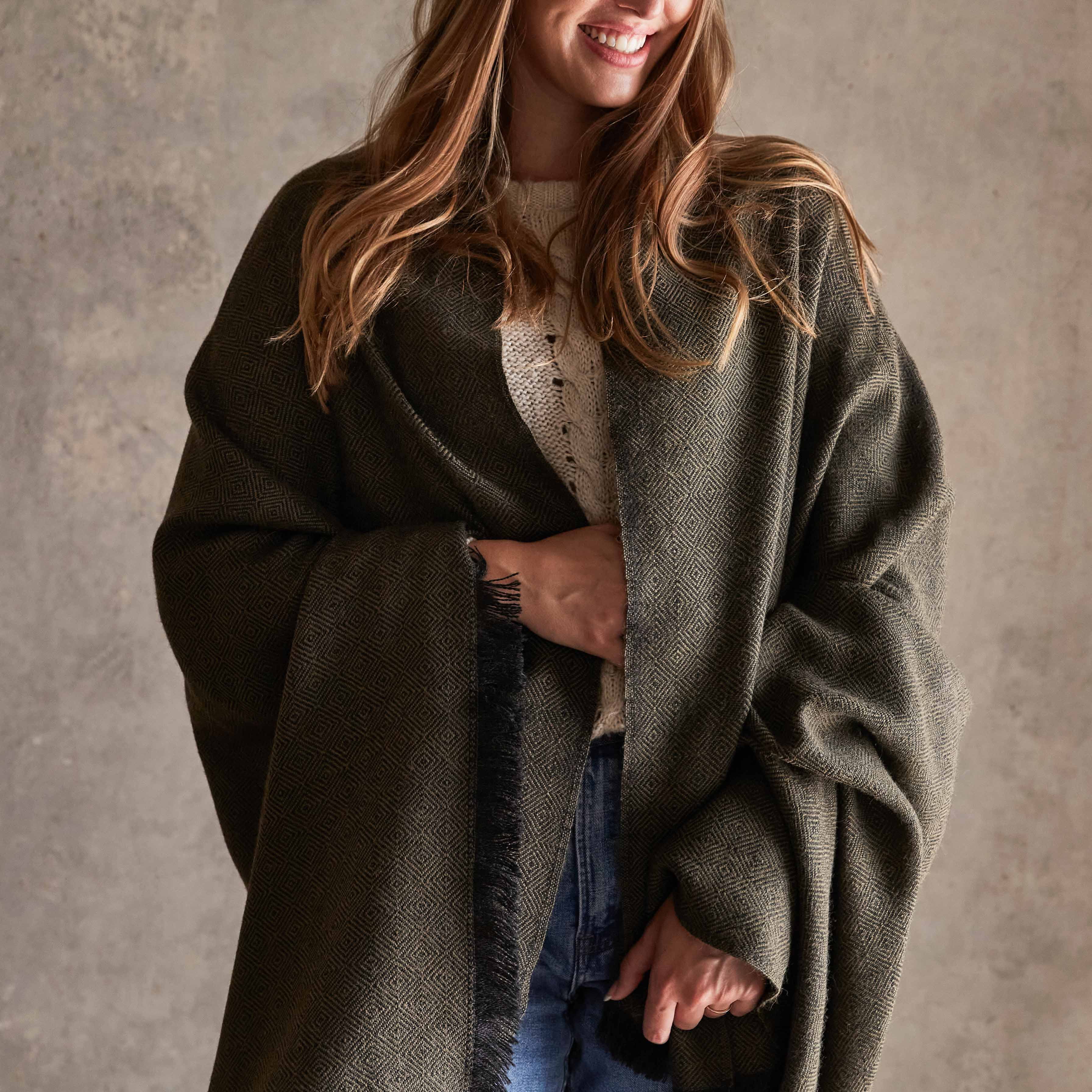 La Calle Alpaca Throw - Image 30
