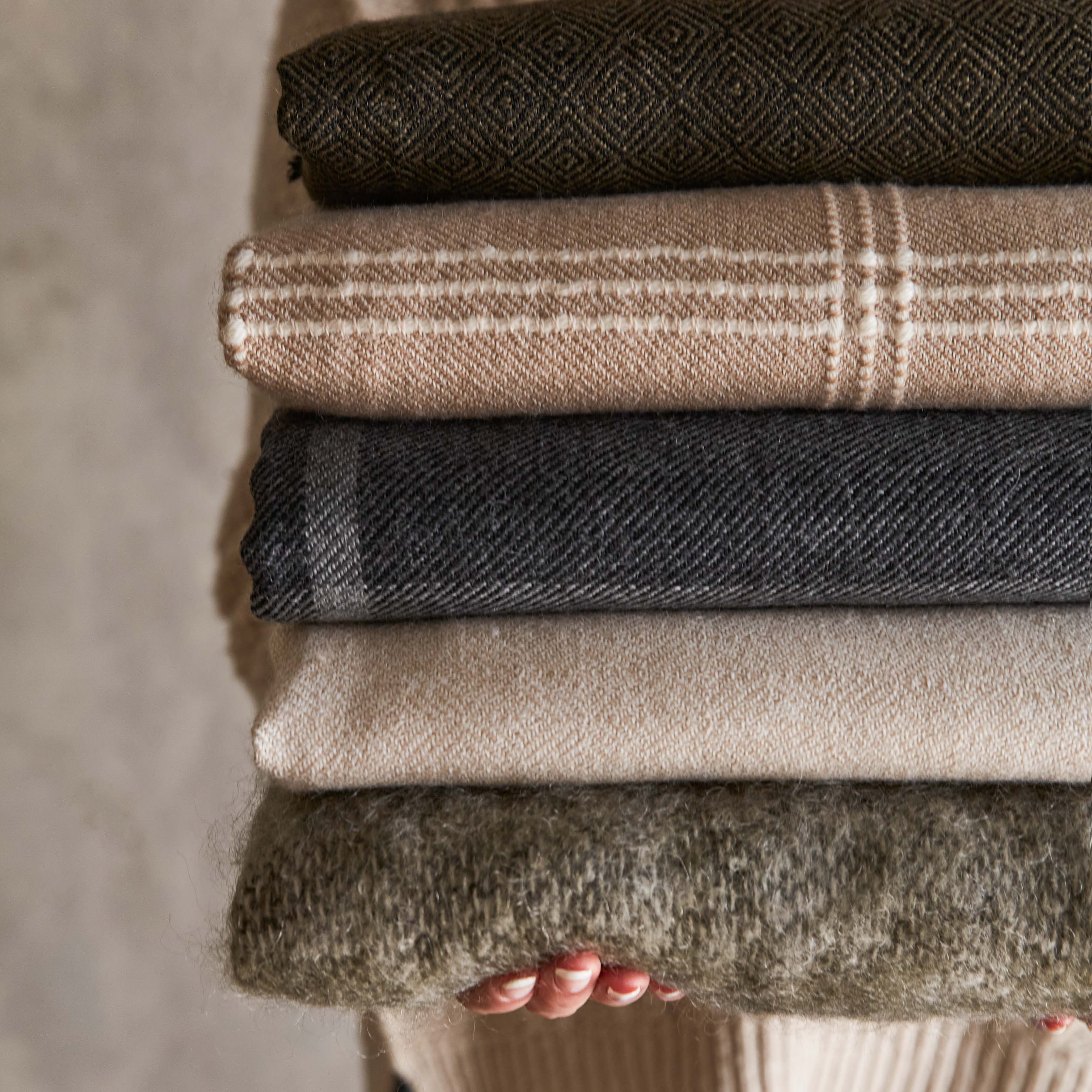 La Calle Alpaca Throw - Image 31
