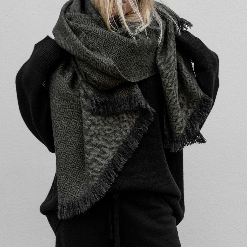 La Calle Alpaca Throw - Image 33