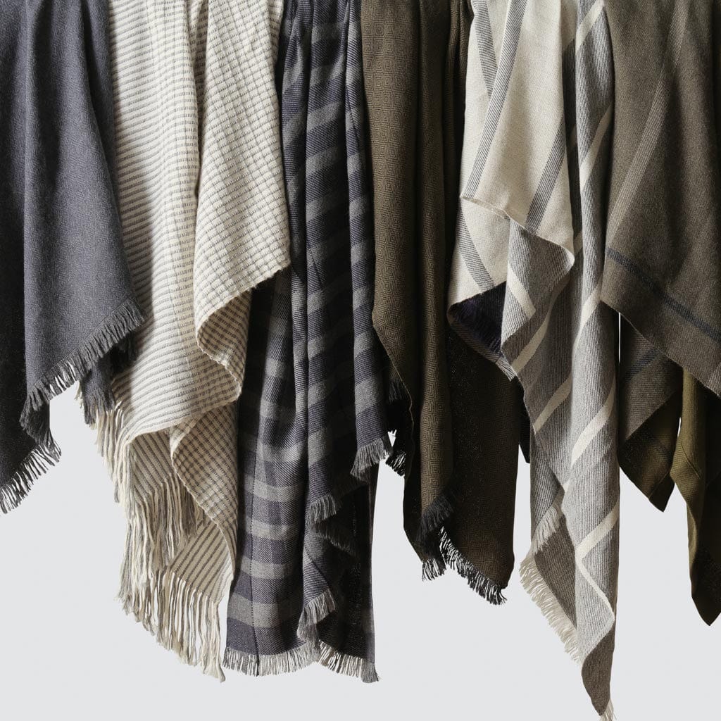 La Calle Alpaca Throw - Image 39