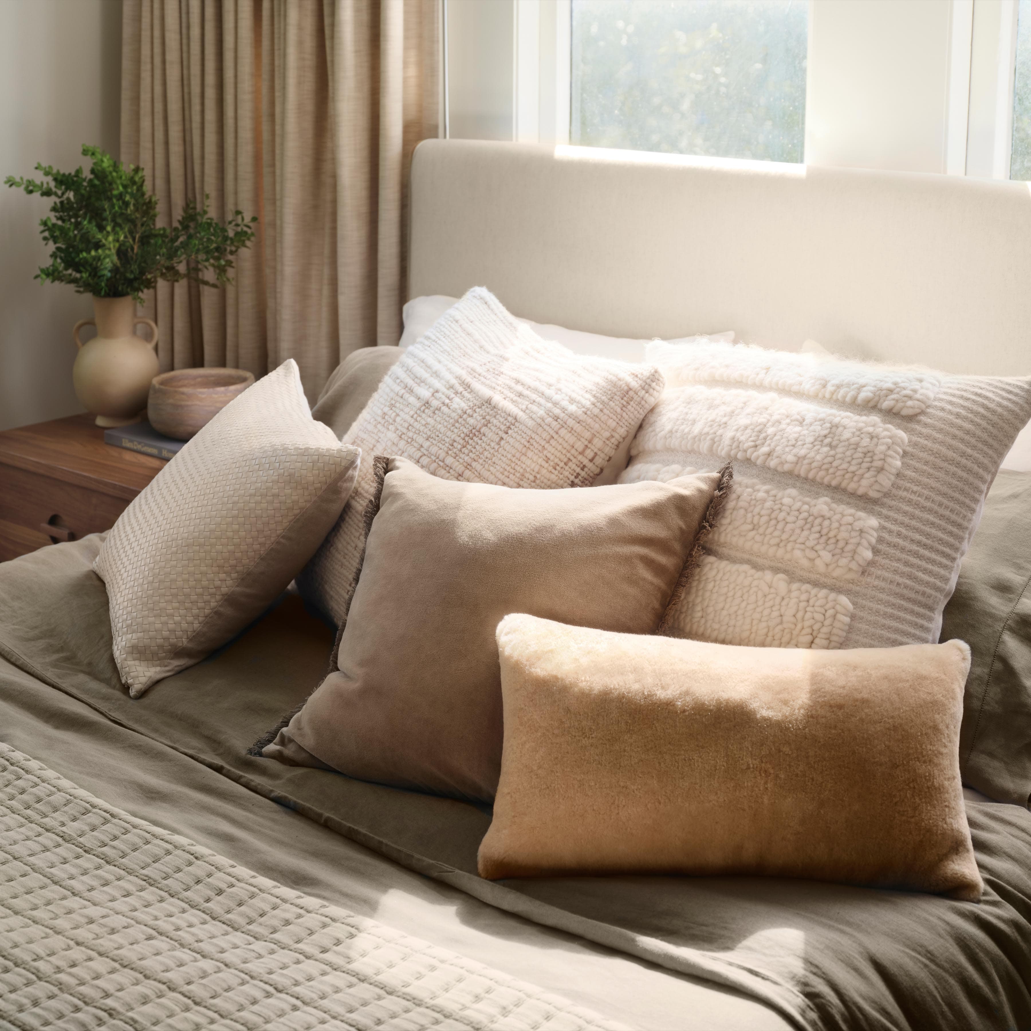 Naveta Velvet Pillow - Image 47